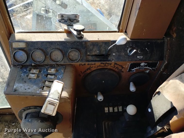 image for item DK8964 Gleaner L3  combine