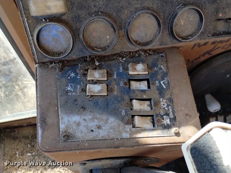 image for item DK8964 Gleaner L3  combine