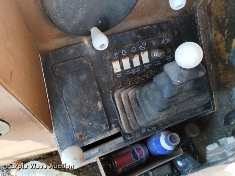 image for item DK8964 Gleaner L3  combine