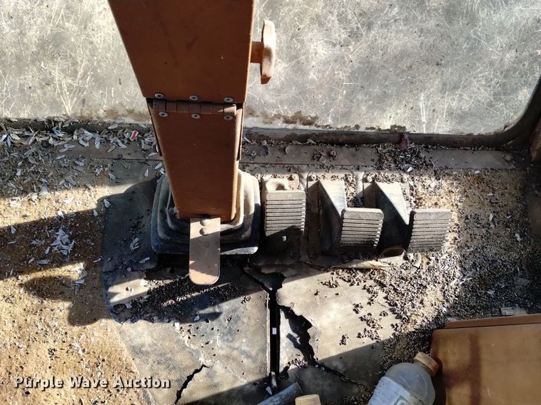 image for item DK8964 Gleaner L3  combine