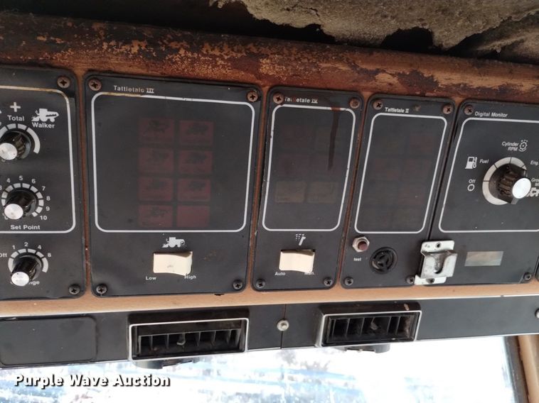 image for item DK8964 Gleaner L3  combine