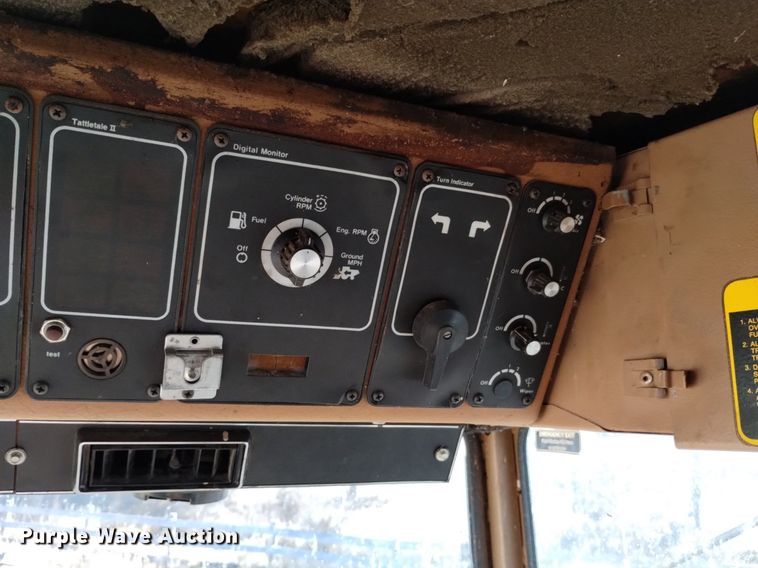 image for item DK8964 Gleaner L3  combine