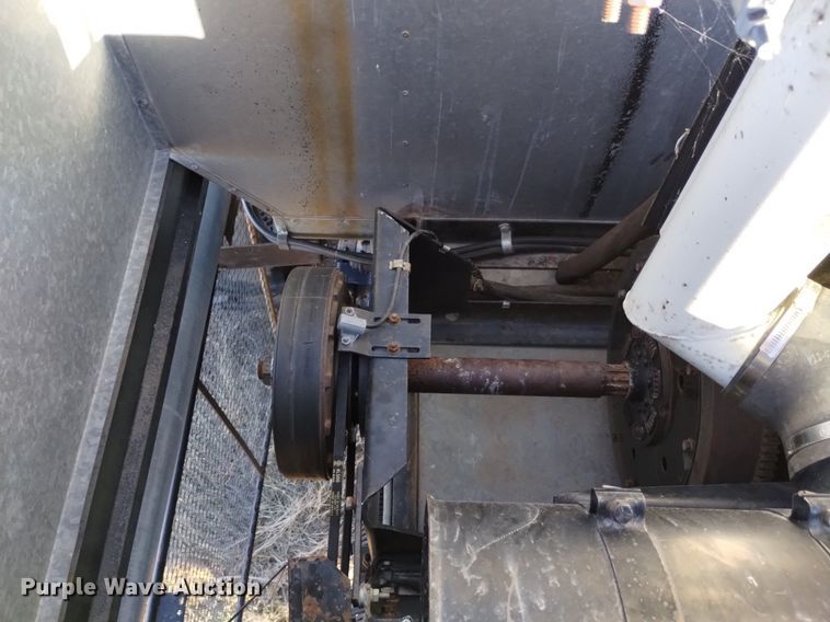 image for item DK8964 Gleaner L3  combine