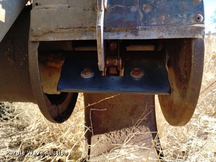 image for item DK8964 Gleaner L3  combine