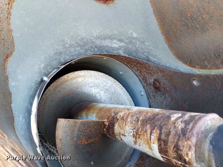 image for item DK8964 Gleaner L3  combine