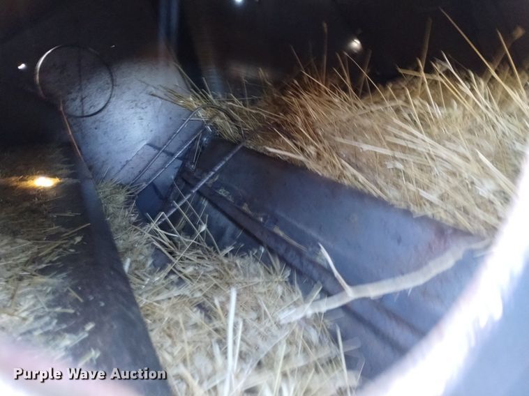 image for item DK8964 Gleaner L3  combine