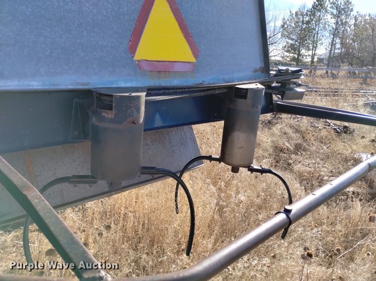 image for item DK8964 Gleaner L3  combine