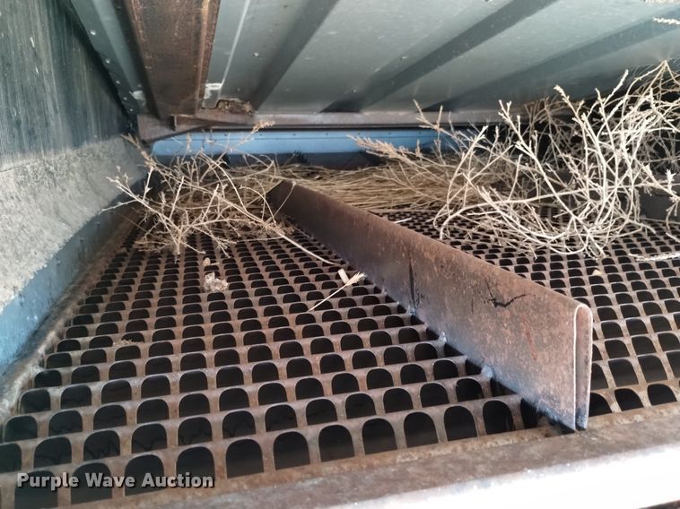 image for item DK8964 Gleaner L3  combine