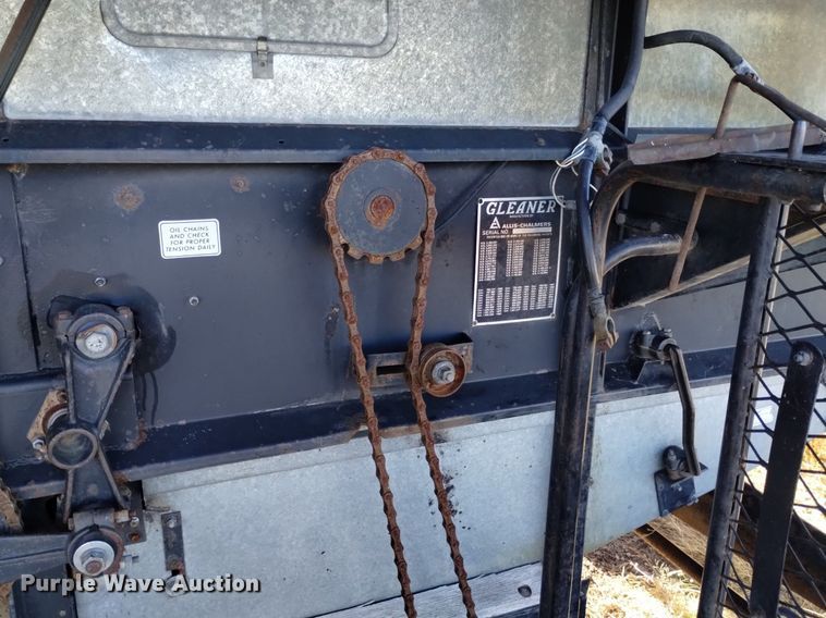 image for item DK8964 Gleaner L3  combine