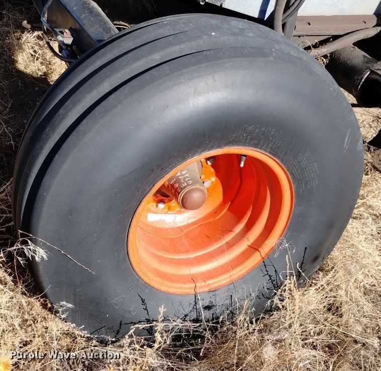 image for item DK8964 Gleaner L3  combine