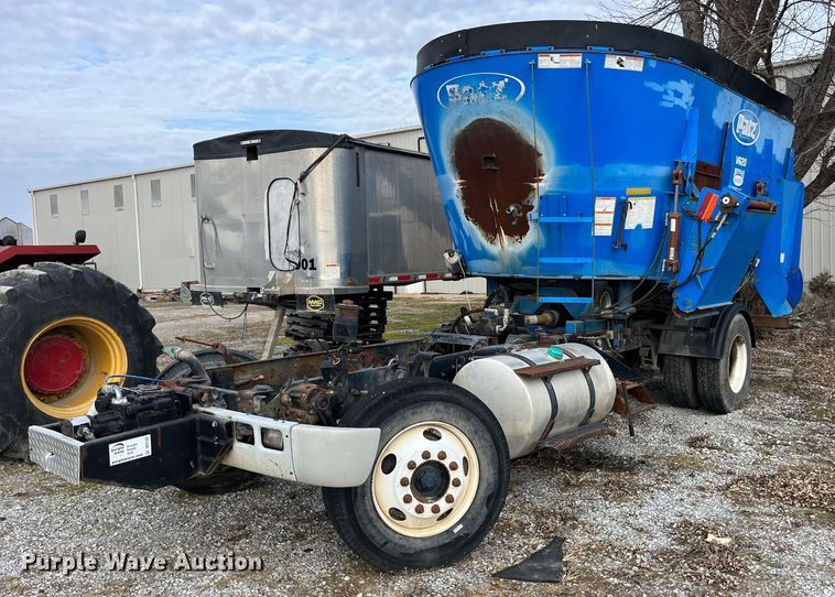 image for item DP2182 2002 International 8100  feed mixer chassis