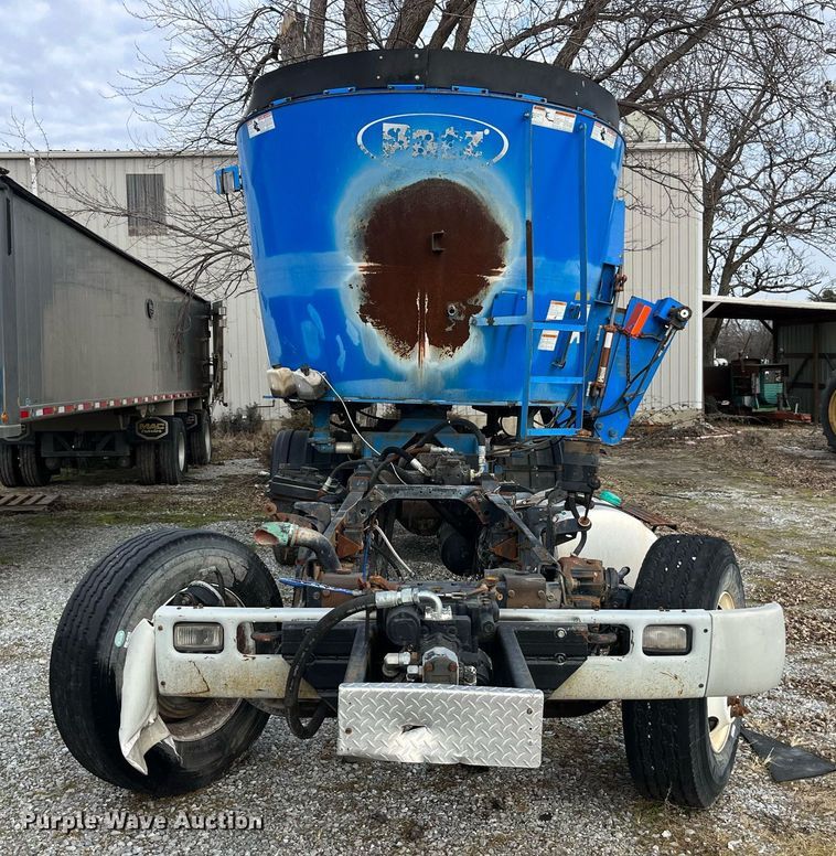 image for item DP2182 2002 International 8100  feed mixer chassis