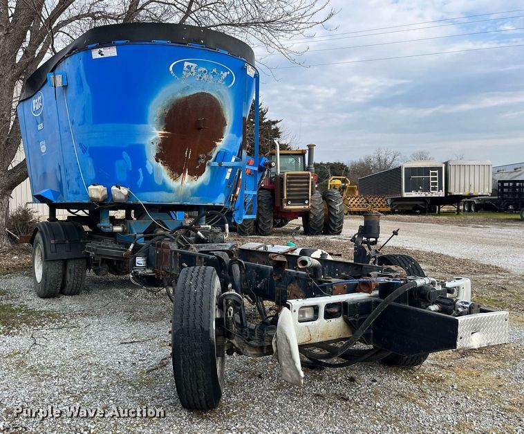 image for item DP2182 2002 International 8100  feed mixer chassis