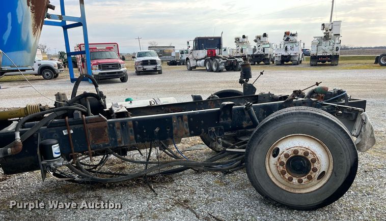 image for item DP2182 2002 International 8100  feed mixer chassis