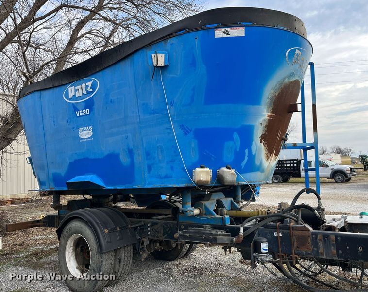 image for item DP2182 2002 International 8100  feed mixer chassis