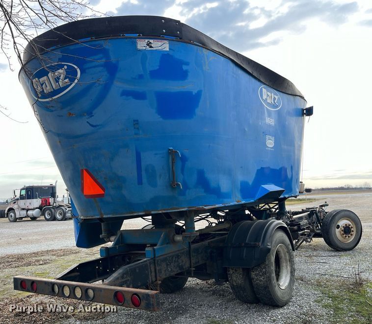 image for item DP2182 2002 International 8100  feed mixer chassis