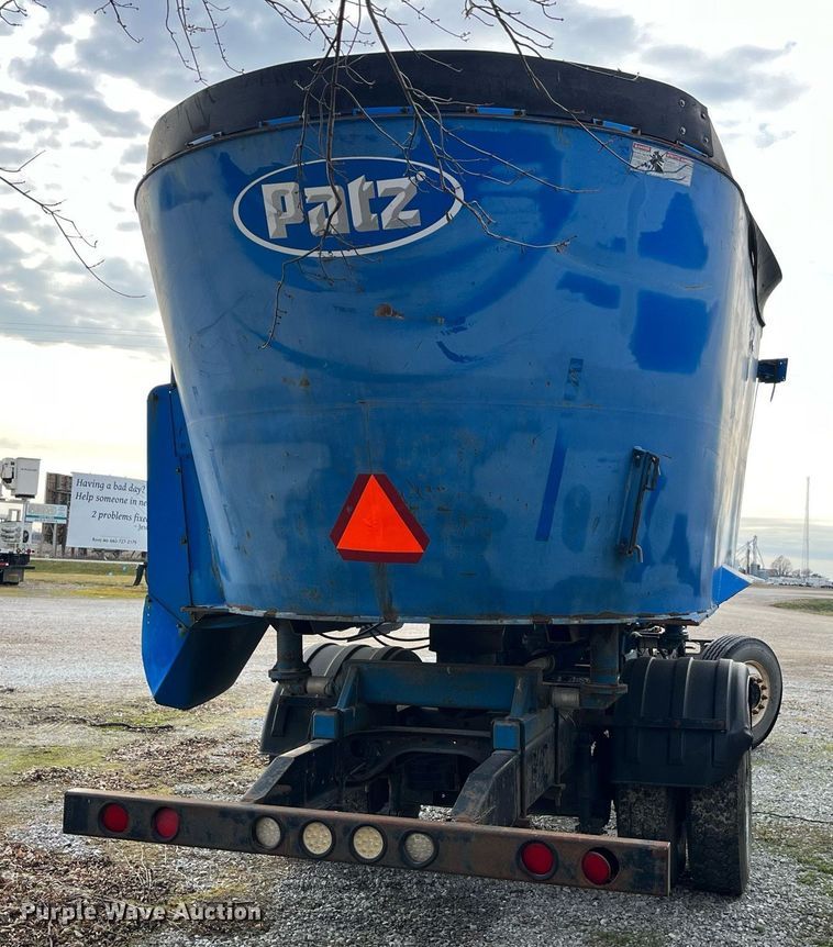 image for item DP2182 2002 International 8100  feed mixer chassis