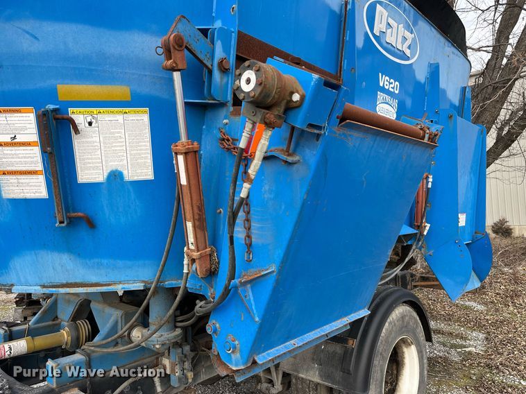 image for item DP2182 2002 International 8100  feed mixer chassis