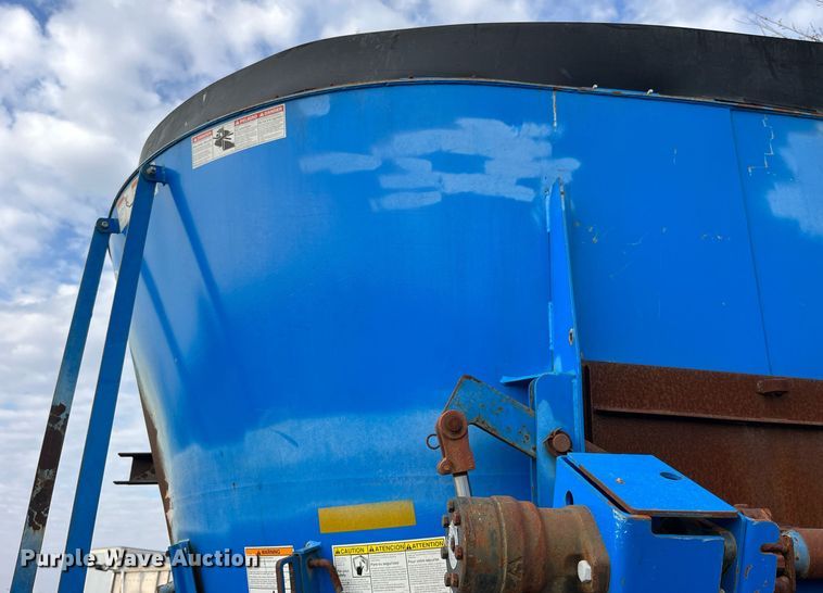 image for item DP2182 2002 International 8100  feed mixer chassis