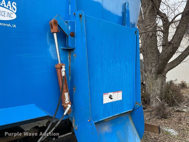 image for item DP2182 2002 International 8100  feed mixer chassis