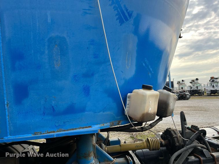 image for item DP2182 2002 International 8100  feed mixer chassis