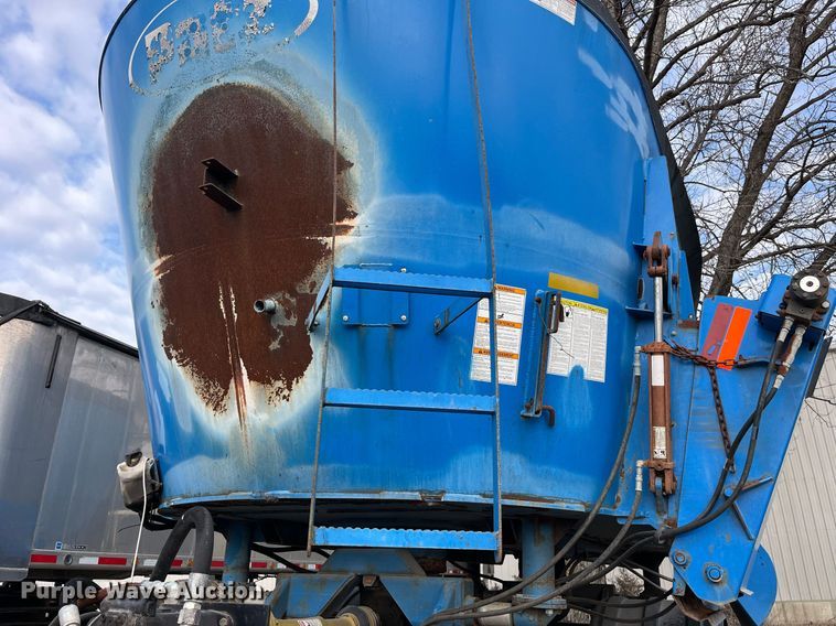 image for item DP2182 2002 International 8100  feed mixer chassis