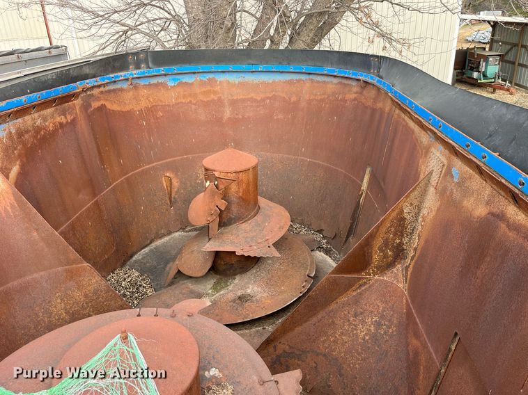 image for item DP2182 2002 International 8100  feed mixer chassis