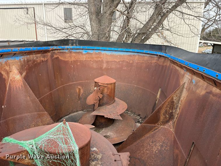 image for item DP2182 2002 International 8100  feed mixer chassis