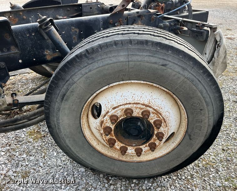 image for item DP2182 2002 International 8100  feed mixer chassis