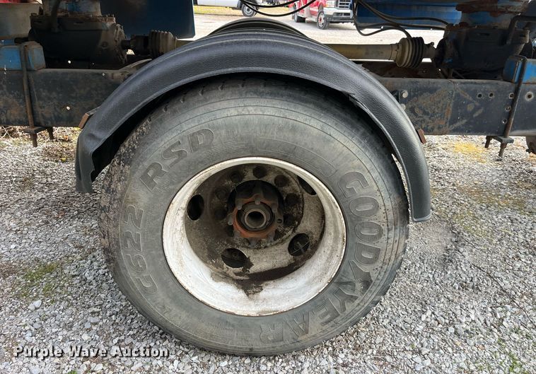 image for item DP2182 2002 International 8100  feed mixer chassis