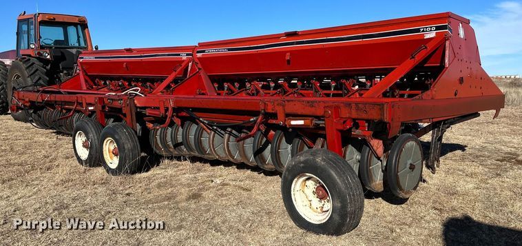 image for item DQ1577 International 7100  grain drill
