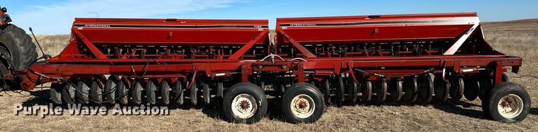 image for item DQ1577 International 7100  grain drill