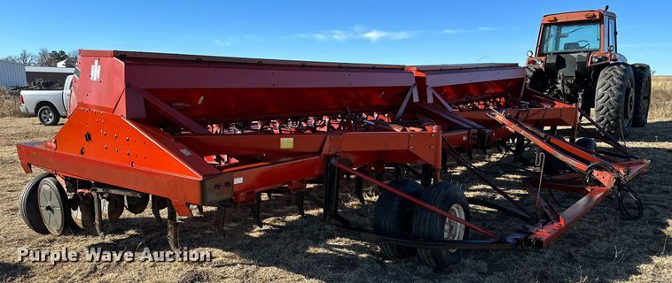 image for item DQ1577 International 7100  grain drill