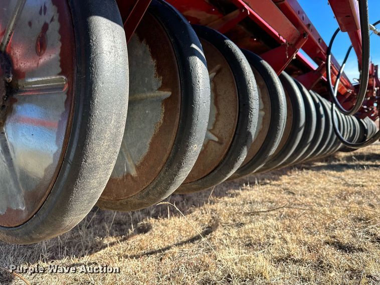 image for item DQ1577 International 7100  grain drill