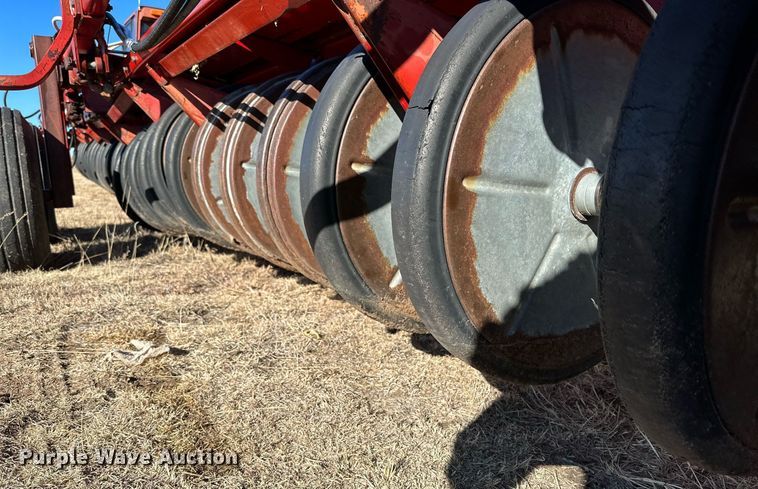 image for item DQ1577 International 7100  grain drill