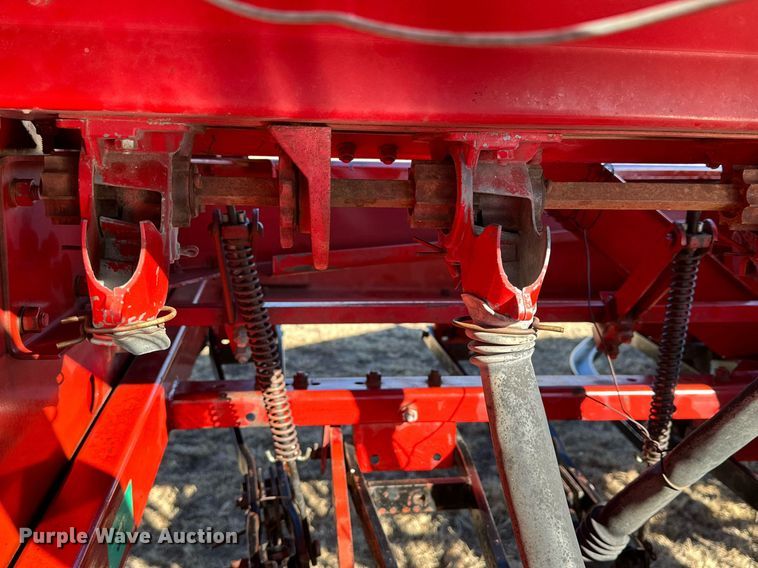 image for item DQ1577 International 7100  grain drill