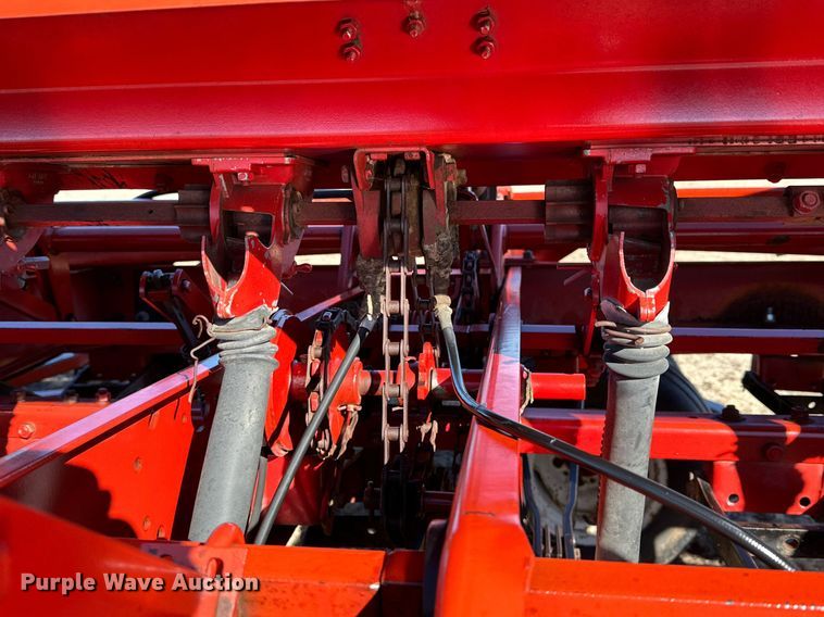 image for item DQ1577 International 7100  grain drill