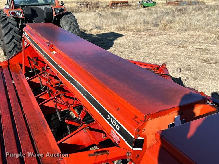 image for item DQ1577 International 7100  grain drill