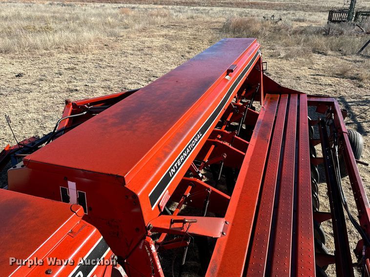 image for item DQ1577 International 7100  grain drill