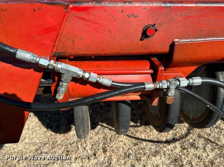 image for item DQ1577 International 7100  grain drill