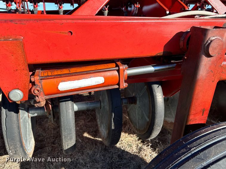 image for item DQ1577 International 7100  grain drill