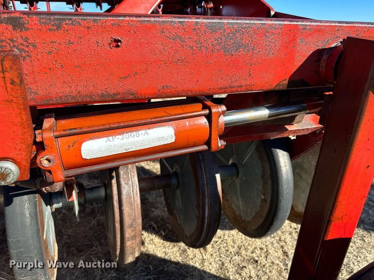 image for item DQ1577 International 7100  grain drill