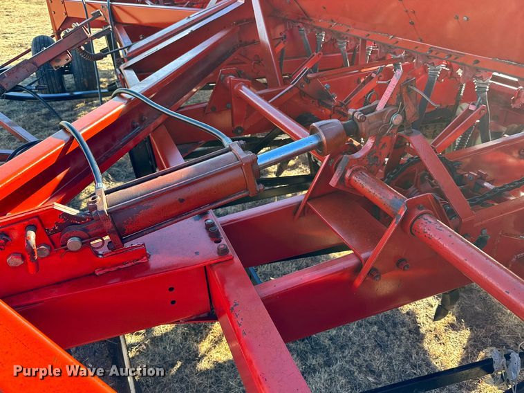 image for item DQ1577 International 7100  grain drill