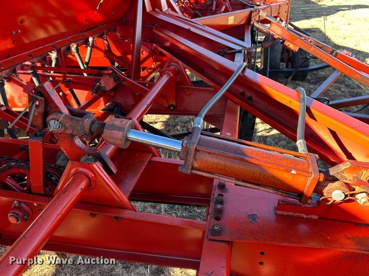 image for item DQ1577 International 7100  grain drill