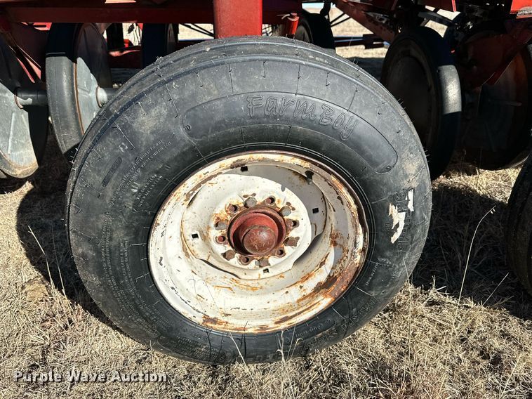 image for item DQ1577 International 7100  grain drill