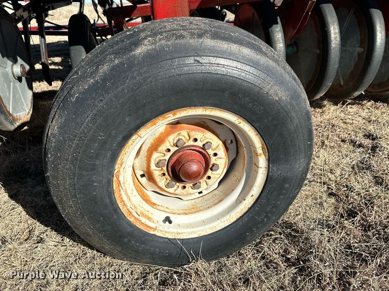 image for item DQ1577 International 7100  grain drill