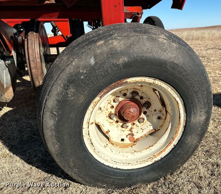 image for item DQ1577 International 7100  grain drill