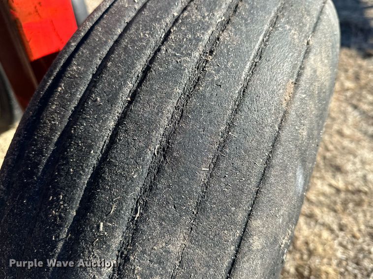 image for item DQ1577 International 7100  grain drill