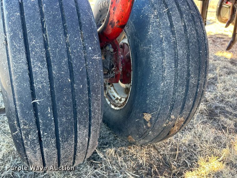 image for item DQ1577 International 7100  grain drill