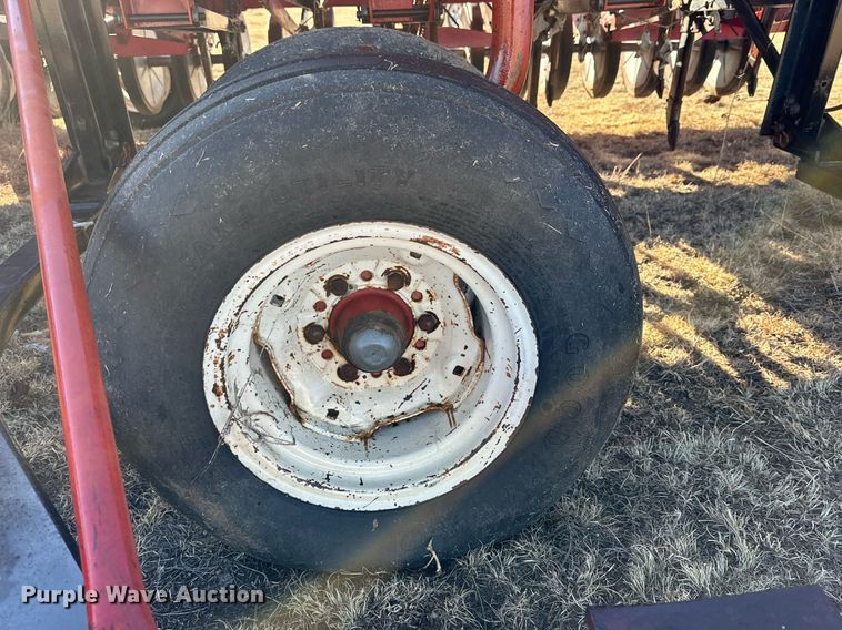 image for item DQ1577 International 7100  grain drill